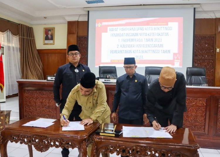 Penandatanganan propemperda 2023 dan kalender pemerintahan daerah Kota Bukittinggi 2023 oleh Ketua DPRD bersama Wali Kota Bukittnggi, Senin (24/10).Ist