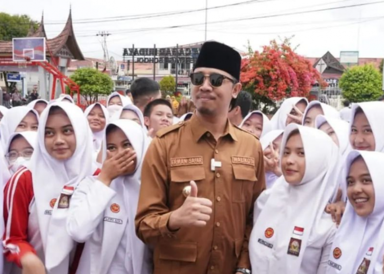 Wali Kota Bukittinggi Erman Safar foto bersama siswa SMAN 2 Bukittinggi.Ist