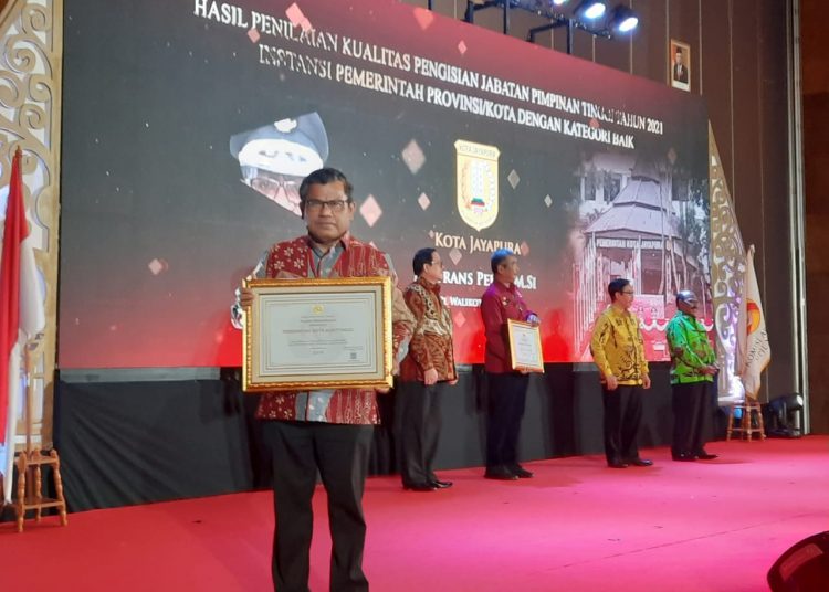 Sekda Kota Bukittinggi Martias Wanto ketika menerima penghargaan dari KASN atas keberhasilan Pemko Bukittinggi menerapkan sistem merit dalam pengisian Jabatan Pimpinan Tinggi (JPT) tahun 2021, Kamis (6/10). IST