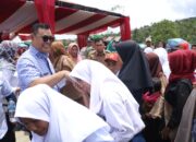 Bupati Solok Epyardi Asda Bagikan Gajinya untuk Anak Yatim Koto Laweh