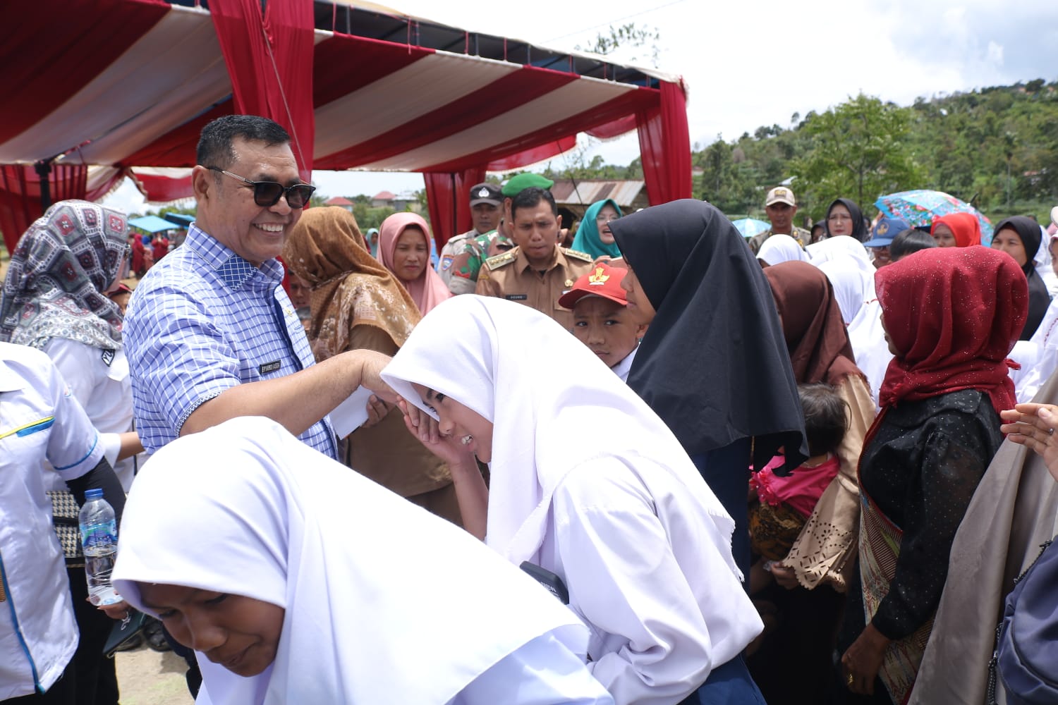 bupati solok epyardi asda bagikan gaji