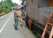 Satgas TMMD Pessel Bantu Masyarakat Bersihkan Sampah di Gorong-gorong 