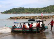 Satgas TMMD Pessel Bantu Warga Sandarkan Perahu
