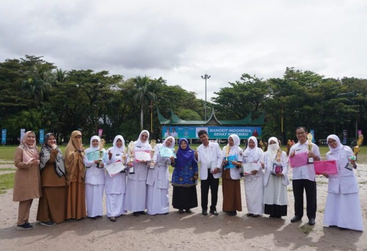 kesehatan Kota Bukittinggi menerima penghargaan dari Pemerintah Provinsi Sumbar pada Hari Kesehatan Nasional (HKN) ke-58.Ist