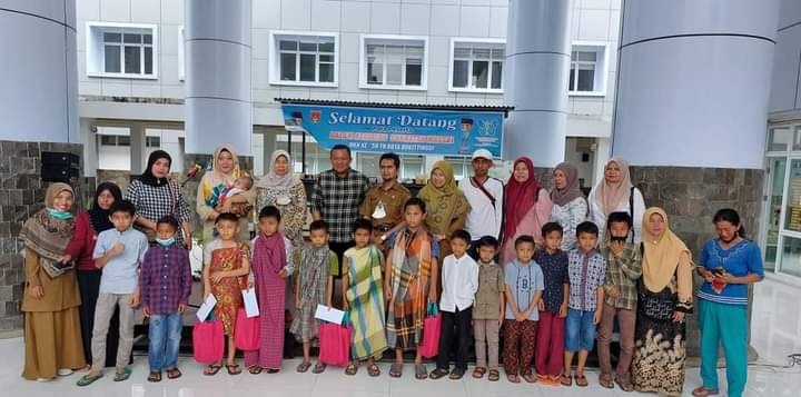 Anggota DPRD Dedi Fatria, foto bersama dengan anak anak peserta sunnatan massal di RSUD Kota Bukittinggi, Senin (7/11).Ist