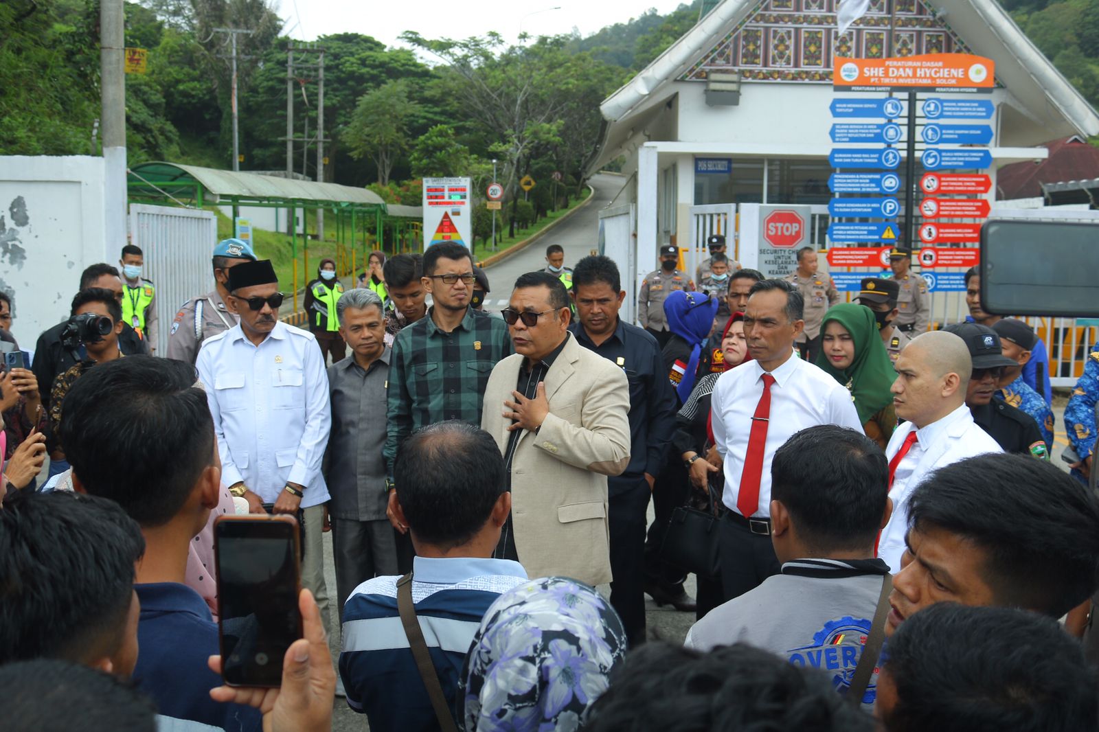 bupati solok meradang pekerja diPHK gubernur