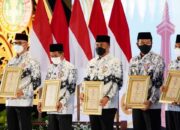 Sutan Riska Terima Penghargaan Dwija Praja Nugraha PGRI