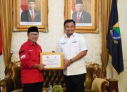 Tinjau Korban Gempa Cianjur, Sutan Riska Serahkan Bantuan