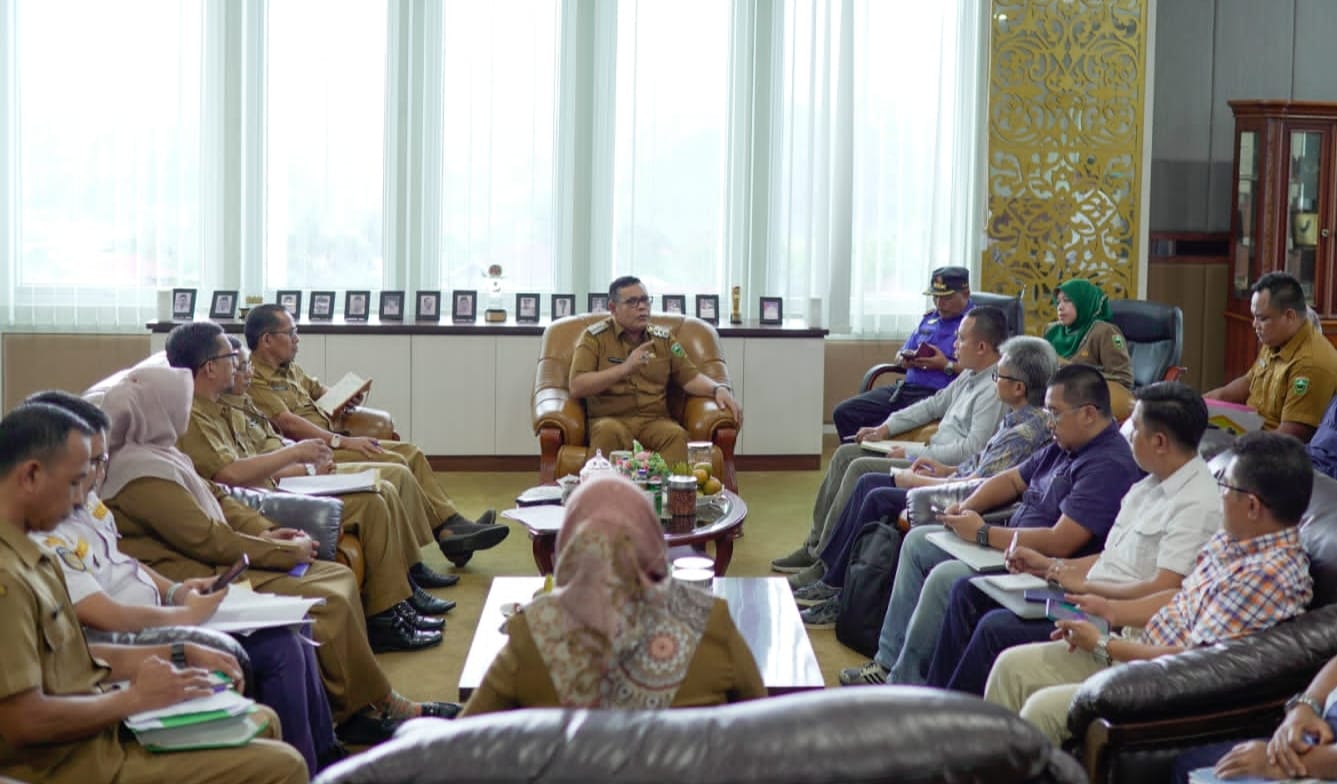 bupati solok pasang badan pekerja pabrik aqua