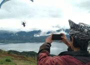 Menikmati Danau Singkarak dengan Paralayang, Silek Tuo Bikin Tercengang