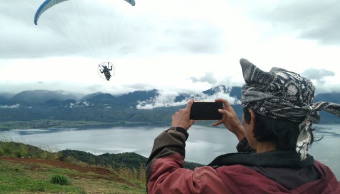 Menikmati Danau Singkarak dengan Paralayang, Silek Tuo Bikin Tercengang