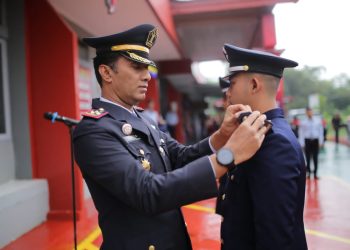 SEMATKAN TANDA PANGKAT - Kalapas Bukittinggi, Marten menyempatkan tanda pangkat kepada salah seorang tunas muda pengayoman angkatan 21. Ist.