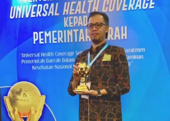 Wali Kota Bukittinggi Erman Safar menerima penghargaan Universal Health Coverage (UHC) 2023 di Balai Sudirman Jakarta, Selasa (14/3). IST