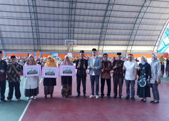 Wali Kota Erman Safar foto bersama guru honorer di GOR Bermawi Gulai Bancah, Kamis (13/4).Ist