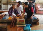 Pemkab Dharmasraya Salurkan Bantuan kepada Lansia Rentan