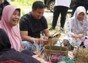 Bupati Sutan Riska Menganyam Bersama Lansia di Nagari Tabek