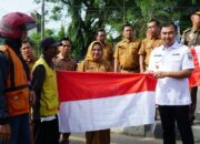 Sutan Riska Pimpin Gerakan Bagikan Bendera Merah Putih Tahun 2023