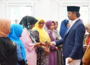 Wako Bukittinggi Serahkan Honor dan Biaya Transportasi Kader PPKBK, Sub PPKBK serta Kader Poktan