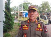 Satpol PP Kota Bukittinggi Tertibkan Baliho Bacaleg