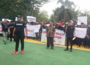 Kejari Dharmasraya Dikepung Warga Berpakaian Hitam, Bawa Keranda Mayat