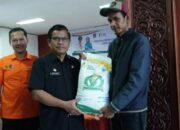 Pemko Bukittinggi Serahkan Bantuan Beras CPP Tahap II