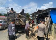 TNI-Polri Bersama Warga Bersinergi Bersihkan Material Longsor di Tarusan Pesisir Selatan