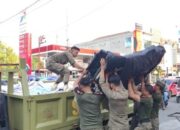 Satpol PP Kota Bukittinggi Tertibkan APK