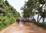 Damkar Kabupaten Solok Bersihkan Material Longsor, Jalan di Singkarak Bisa Dilalui