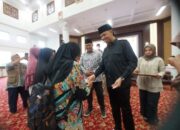 Pemko Bukittinggi Salurkan Bansos dan PKH