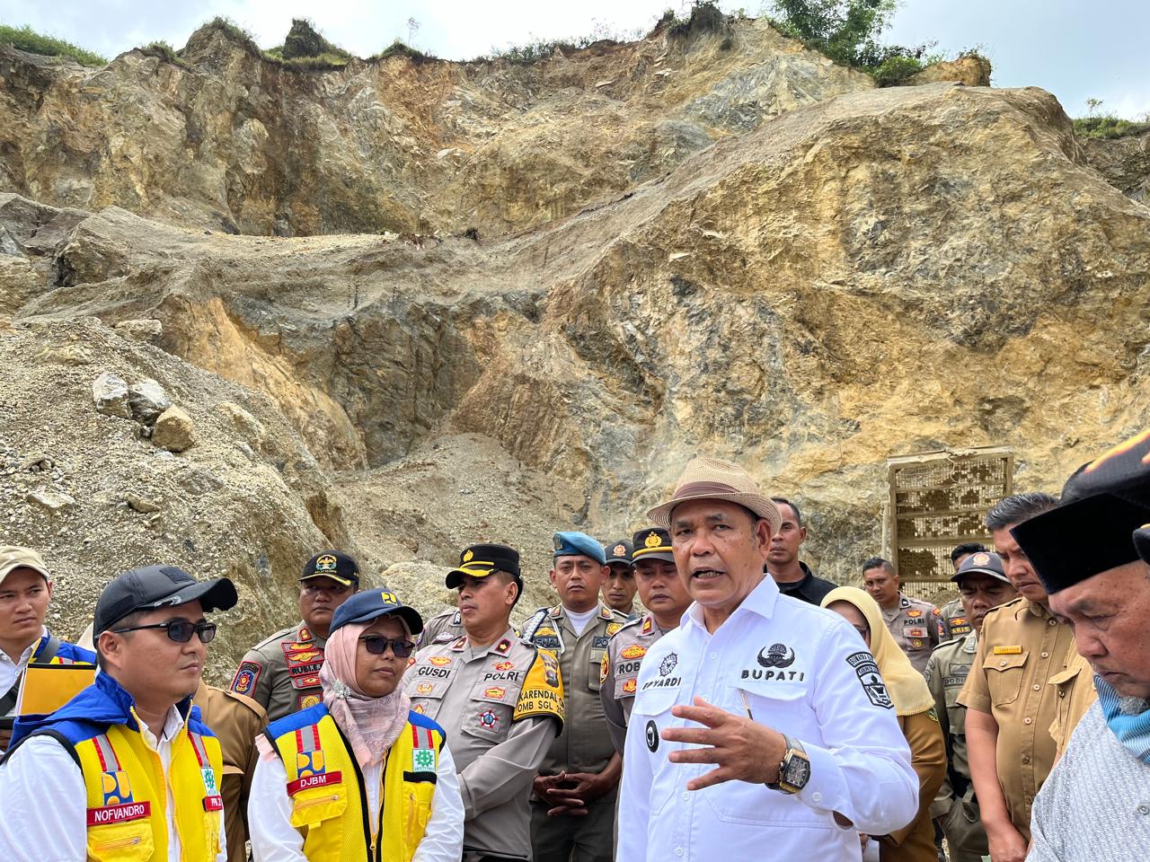 jalan nasional aie dingin bupati solok