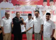 Bacalon Wali Kota Padang H Hidayat SS, MH Kembalikan Formulir Pendafataran ke DPC Gerindra