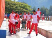 Peduli Lingkungan, Polres Pesisir Selatan Bersih-bersih Pantai Carocok Painan