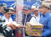Menteri Zulhas dan Epyardi Asda Turunkan 40 Truk Bantuan untuk Korban Galodo di Agam  