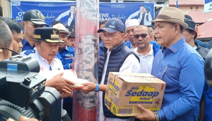 Menteri Zulhas dan Epyardi Asda Turunkan 40 Truk Bantuan untuk Korban Galodo di Agam  