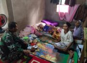 Personel Satgas TMMD Pesisir Selatan Jenguk Warga yang Sedang Sakit