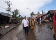 Bupati Dharmasraya Serahkan Bantuan untuk Warga Korban Banjir Bandang dan Galodo