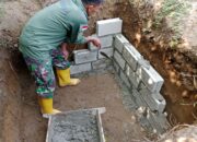 Personel Satgas TMMD Pesisir Selatan Bangun MCK di Wilayah Sasaran