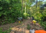 Satgas TMMD Pesisir Selatan dan Masyarakat Goro Bersihkan Jalan di Kampung Lagan Gadang Mudiak