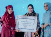 Bupati Epyardi Asda dan Ketua TP-PKK Emiko Raih Penghargaan Ayah dan Bunda GenRe Pengayom dari BKKBN 