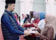 Pemko Bukittinggi Serahkan Pakaian Kerja Kader Posyandu Guguak Panjang