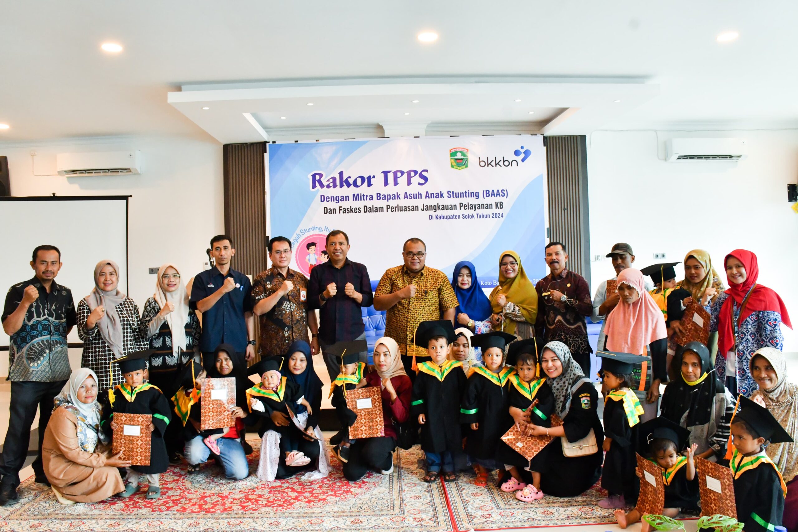 Foto bersama peserta Rapat Koordinasi Tim Percepatan Penurunan Stunting (TPPS) bersama Mitra Bapak Asuh Anak Stunting (BAAS) dan Faskes, Kamis (10/10/2024) di ruang rapat Perpustakaan Daerah Kabupaten Solok.