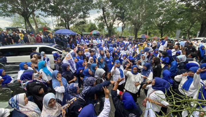 Teriakan Nomor 2 Menggema, Ratusan Pendukung Emiko-Irwan Penuhi Debat Paslon