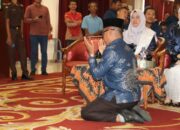 HJ-RI Ditetapkan Sebagai Bupati dan Wakil Bupati Terpilih, Risnaldi Lakukan Sujud Syukur