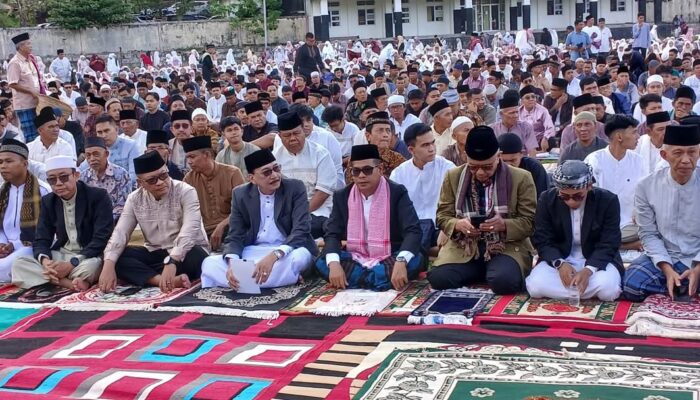 Bupati Pesisir Selatan dan Forkopimda Laksanakan Salat Idulfitri di GOR Ilyas Yakub Painan
