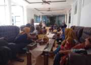 Bupati Hendrajoni Bahas Penertiban Lapak Liar di Pantai Carocok Bersama Pedagang