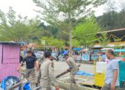 Satpol PP Pesisir Selatan Tertibkan PKL di Kawasan Carocok Painan Jelang Libur Lebaran 2025