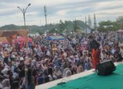 Semarak Idulfitri, Upiak Isil dan Big Heru Hibur Pengunjung di Pantai Carocok Painan