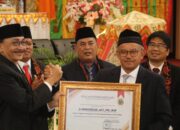 Dua Tokoh Inspiratif Terima Penghargaan dari Pemkab Pesisir Selatan