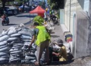 PUPR Padang Keruk Drainase, Warga Senang Genangan Berkurang