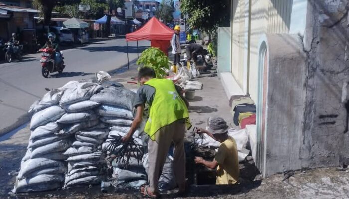 PUPR Padang Keruk Drainase, Warga Senang Genangan Berkurang